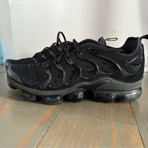 2 PAIR of NIKE men’s shoes sold together as a set